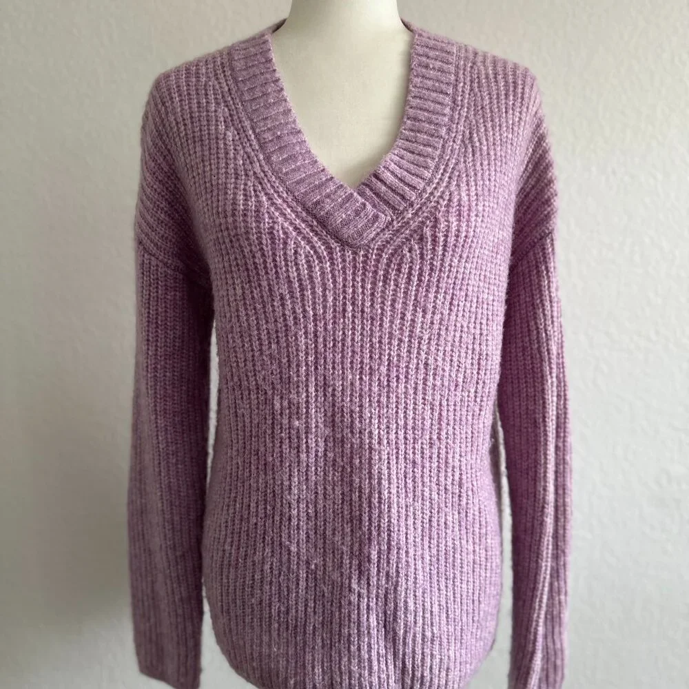 💜 **Banana Republic Merino-Blend Oversized V-Neck Sweater – Size Small** 💜 - Picture 2 of 7